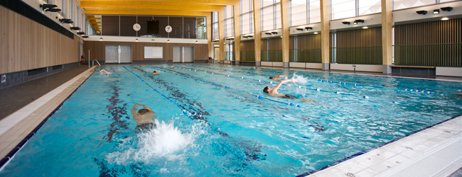 LISA-Sprachreisen-Schueler-Englisch-England-Uppingham-Schule-Schwimmhalle-Sport-Becken