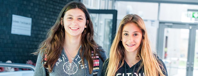 Neue Freunde bei einer Schülersprachreise in Dublin Zwei Mädchen blicken fröhlich in die Kamera bei einer LISA! Sprachreise in Dublin