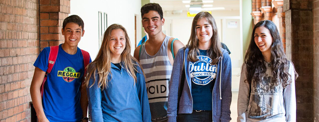 Frohe Gesichter bei einer Sprachreise für Schüler in Dublin Jungen und Mädchen blicken in die Kamera bei einer LISA! Schülersprachreise in Dublin