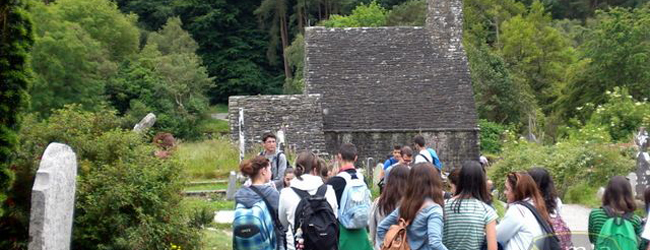 Schüler gehen durch eine Landschaft mit alten Steinhäusern in Kilkenny