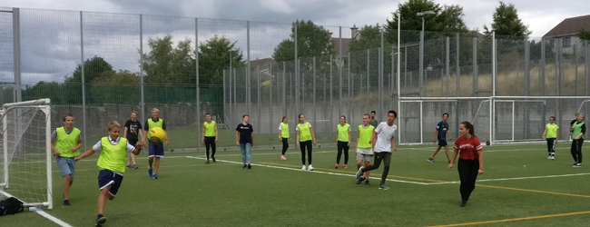 Schüler spielen Fussball auf einer rasenfläche bei einer Sprachreise für Schüler in Kilkenny