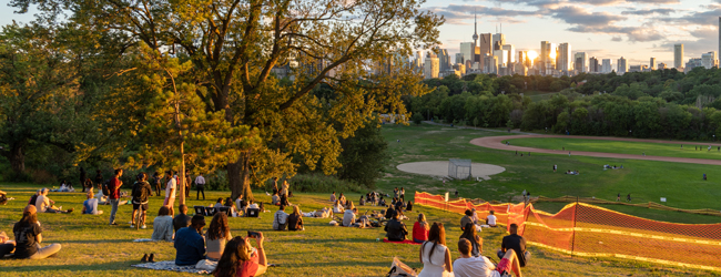 LISA-Sprachreisen-Schueler-Englisch-Kanada-Toronto-Campus-Abend-Park-Sonnenuntergang-Entspannen