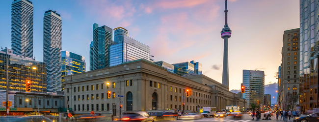 LISA-Sprachreisen-Schueler-Englisch-Kanada-Toronto-Campus-Skyline-Abend-CM-Tower-Strasse