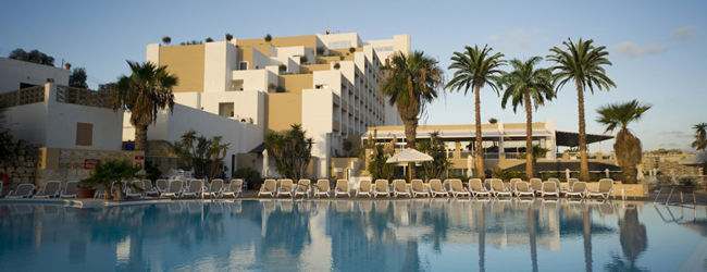 Grosser Infinity-Swimmingpool mit Palmen auf Sprachreise Malta