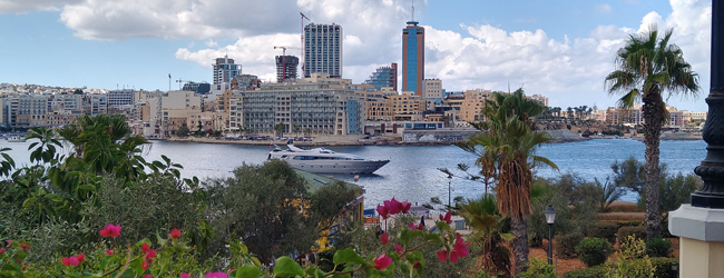 LISA-Sprachreisen-Schueler-Englisch-Malta-Sliema-Bucht-Promenade-Schiffe-Blumen