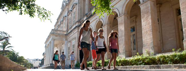 LISA-Sprachreisen-Schueler-Englisch-Malta-Sliema-Schule-Aussen-Gebaeude-Weg