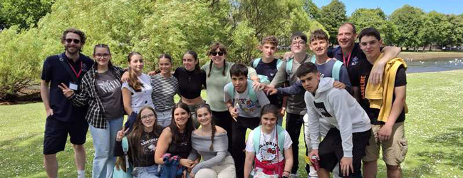 Schüler und Betreuer stehen an einem Fluss im Grünen bei einer Sprachreise in Schottland