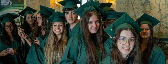 Aufregung vor der Abschlussfeier an der Universität in Harvard Jugendliche in grüner Universitätskleidung mit typischem Hut bei einer LISA! Schülersprachreise in Harvard