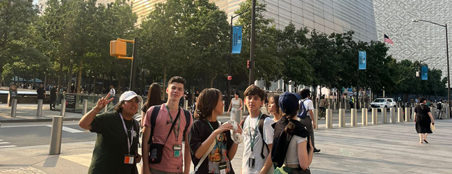 Ausflug zur UN in New York bei einer LISA! Schülersprachreise in Harvard Jugendliche posiern vor dem Gebäude der Vereinten Nationen in New York