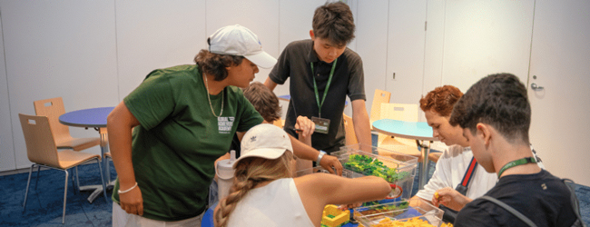 Jugendliche und eine Lehrerin arbeiten gemeinsam an einem Projekt bei einer LISA! Schülersprachreise in harvard