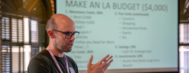 Junger Professor erlärt in einer Vorleung an der Universität von Harvard in Boston