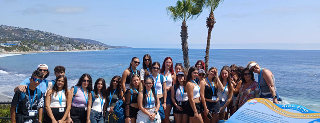 Schüler posieren vor dem Meer bei Los Angeles