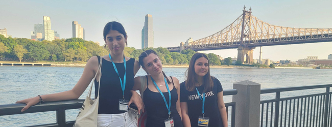 Ausflug zum Hudson River bei einer Englisch Schülersprachreise in new York Drei Mädchen stehen am Hudson River vor einer Brücke und den Häusern von New York