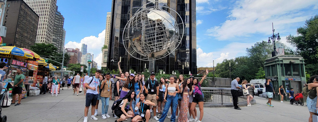 Ausflug in New York bei einer LISA! Sprachreise für Schüler Eine Schülergruppe posiert vor Sehenswürdigkeiten in New York