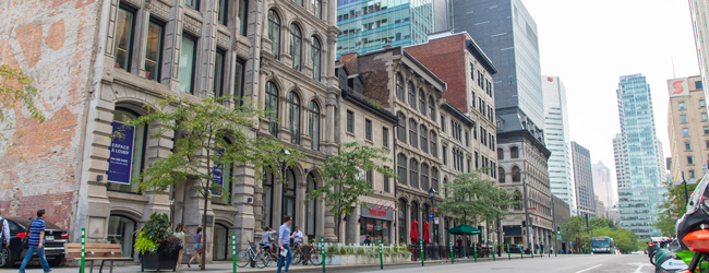 Strassenzug in Montreal mit historischen Gebäuden und Hochhäusern bei einer Sprachreise