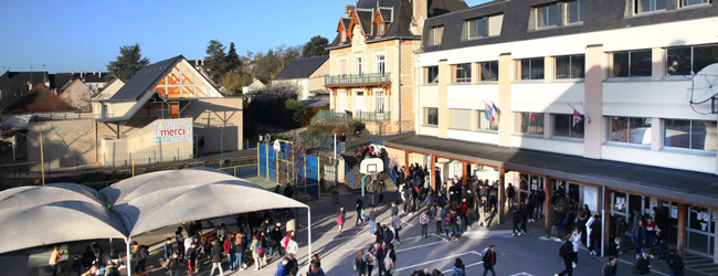 LISA-Sprachreisen-Schueler-Franzoesisch-Frankreich-Loire-Saint-Denis-Loches-Schule-Innenhof-Pause