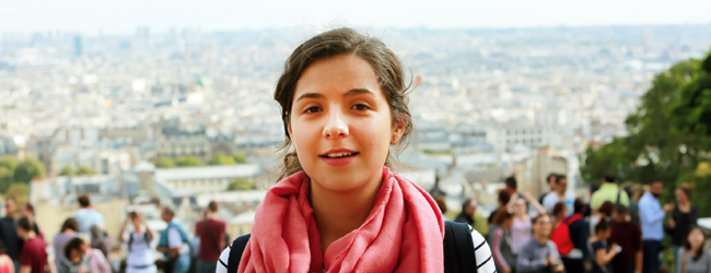 Junges Mädchen geniesst die Aussieht am Sacre Coeur in Montmatre bei einer Sprachreise für Schüler in Paris