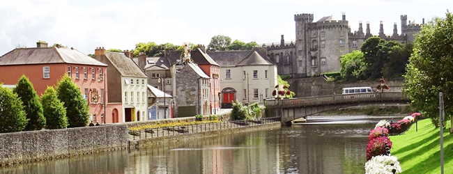 LISA-Sprachreisen-Schueler-Irland-Englisch-Kilkenny-Stadt-Fluss-Schloss