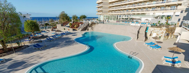 LISA-Sprachreisen-Schueler-Spanisch-Spanien-Teneriffa-Hotel-Swimmingpool-Meer-Blick