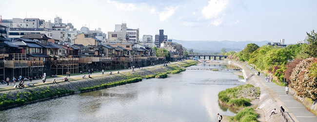 LISA-Sprachreisen-Schueler-Young-Adults-Japanisch-Japan-Kyoto-Fluss-Spaziergang-Bruecke