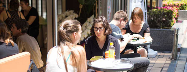 LISA-Sprachschule-Erwachsene-Japanisch-Japan-Fukuoka-Schule-Pause-Terrasse-Sonne