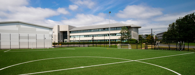 LISA-Sprachschule-Schueler-Englisch-Irland-Dublin-Sprachschule-Gebaeude-Sport-Platz