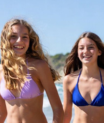 Zwei Schülerinnen am Strand während einer LISA! Sprachreise geniessen gemeinsam das Meer und die Sonne